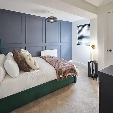Host & - The Premier Loft Apartment